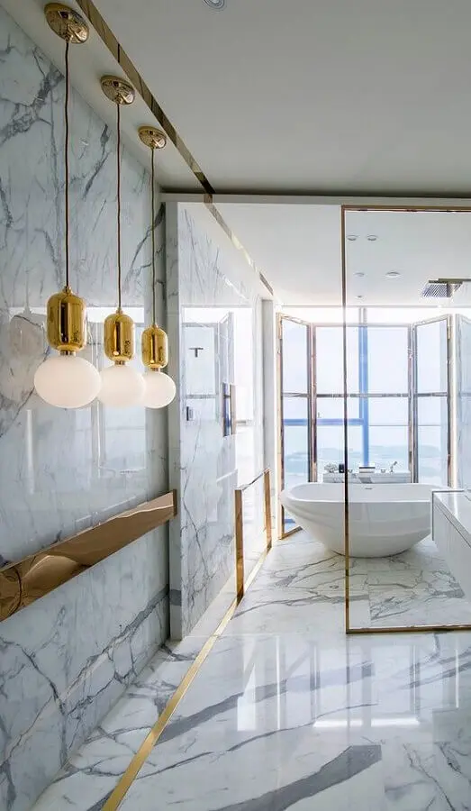 Decoração banheiro moderno e luxuoso com mármore carrara e detalhes em dourado - Fonte Pinterest