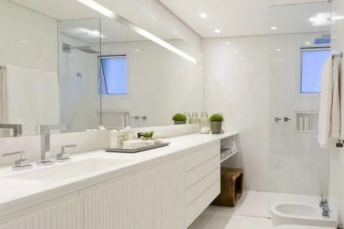 Decoração clean com armário de banheiro branca