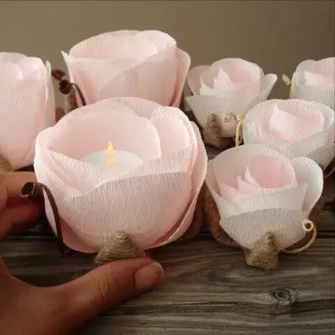 Decoração com flores de papel com velas