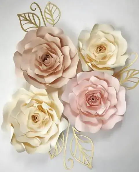 Decoração com flores de papel em tons pasteis