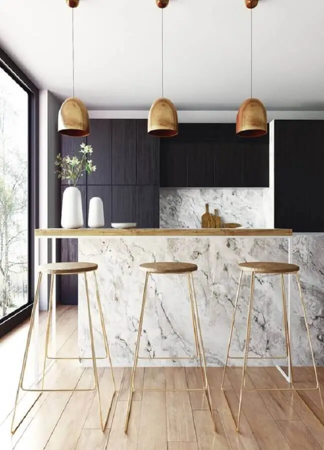 Decoração cozinha moderna com armário preto pendente dourado e mármore branco carrara - pinterest