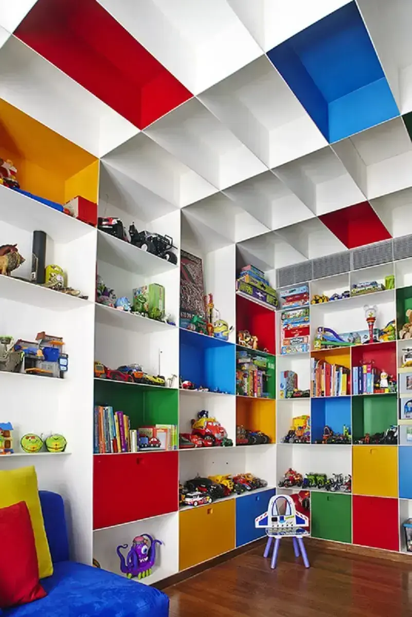 Decoração de quarto infantil com nichos coloridos