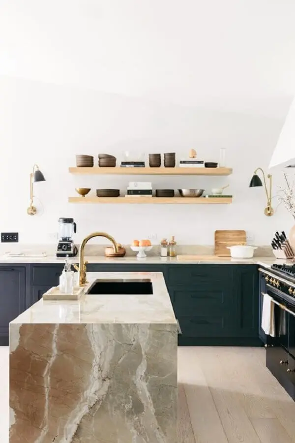 Decoração para cozinha com ilha de mármore - Foto julia robbs