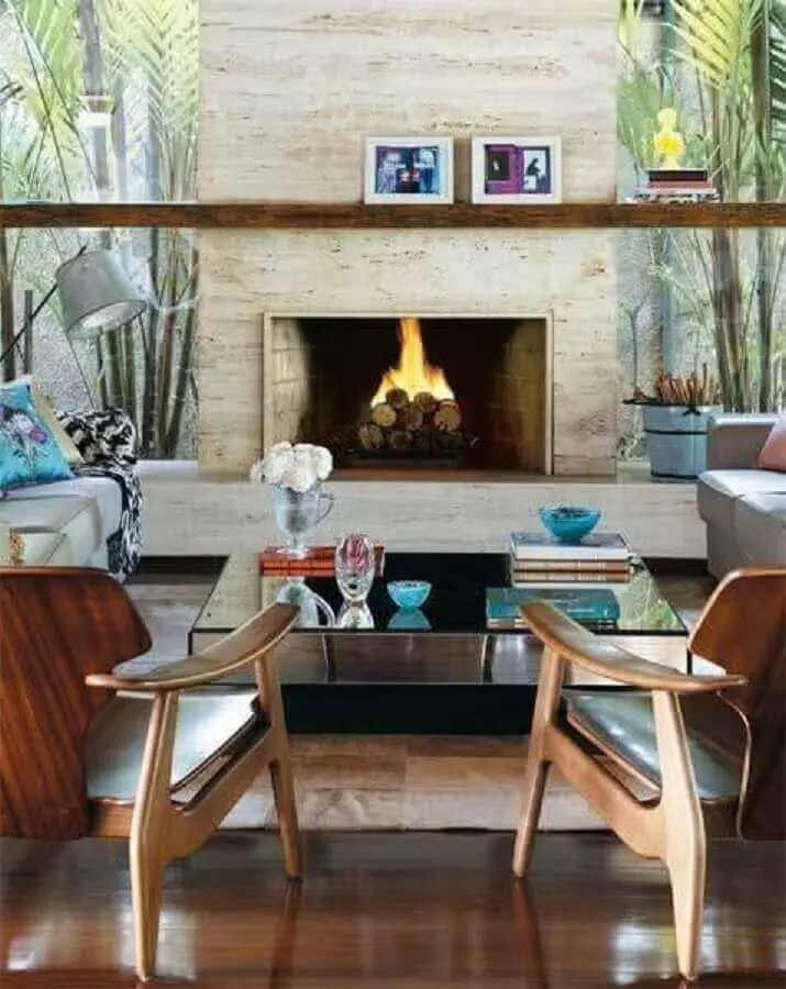 Decoração sala de estar com mármore travertino na lareira - Foto pinterest 