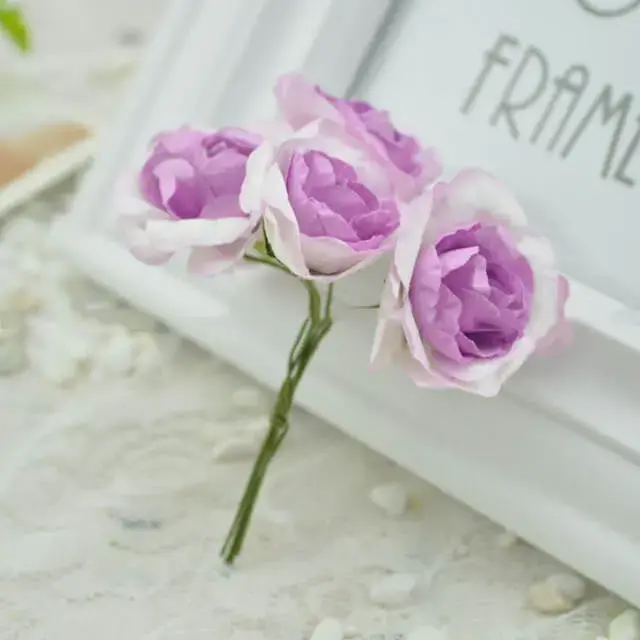 Flores de papel brancas com lilás