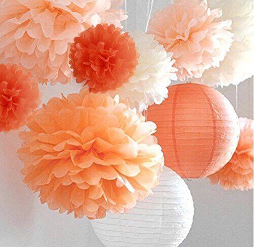 Flores de papel em tons de laranja com lanternas