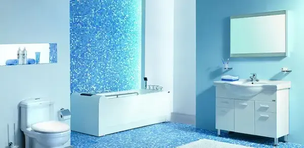 complemente a decoração do banheiro com tons de azul