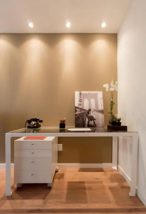 Gaveteiro branco sob mesa de vidro no escritório em casa Projeto de Vitral Arquitetura