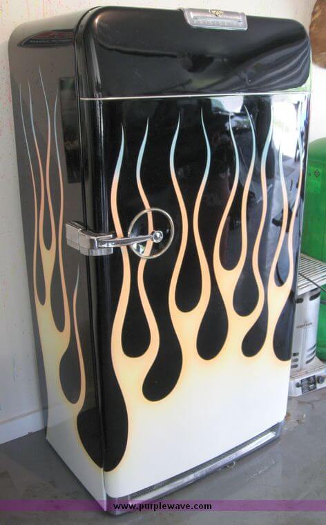 Geladeira adesivada preta com desenho de chamas