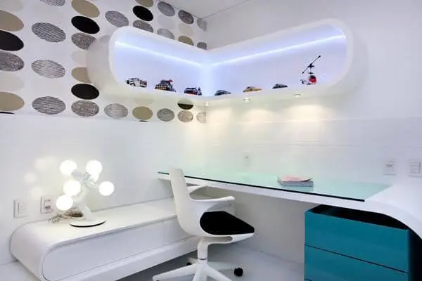 Home office contemporâneo com gaveteiro azul sob mesa branca Projeto de Rodrigo Maia