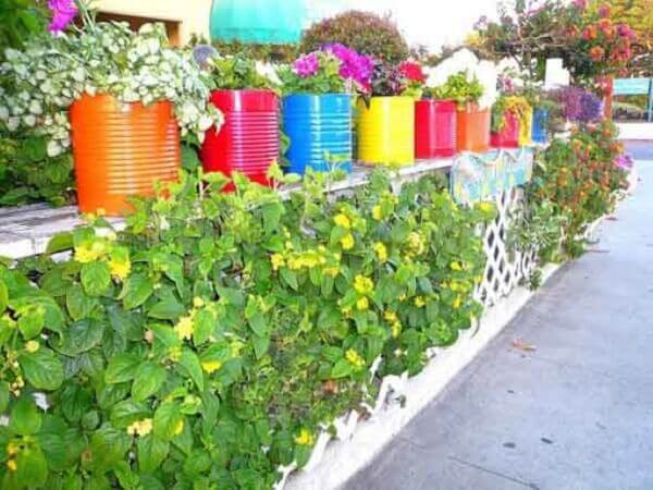 Latas decoradas coloridas para jardim