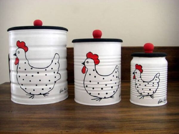 Jogo de latas decoradas com pintura branca e desenho de galinha