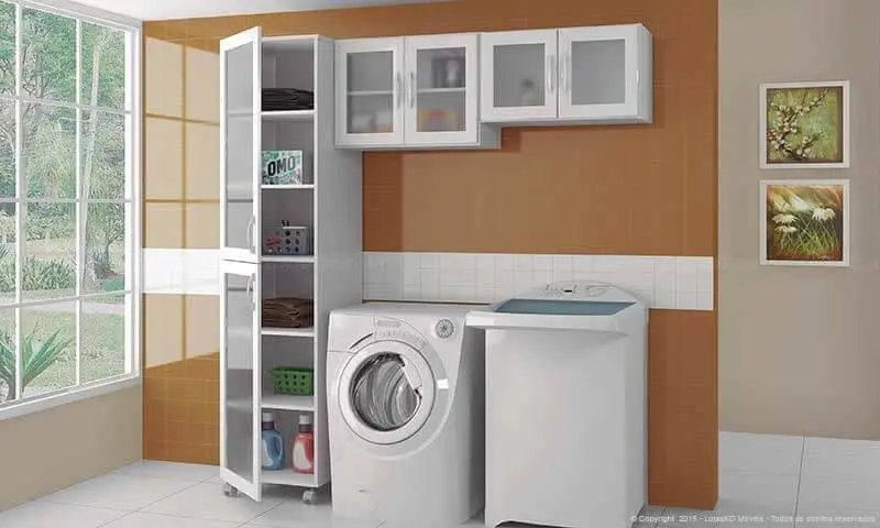 Lavanderia com armário multiuso branco com rodinhas Projeto de LojasKD