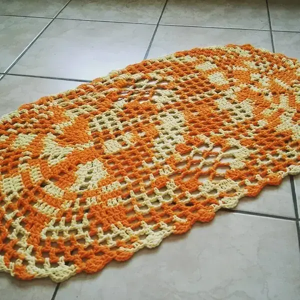 Lindas mescladas forma um lindo tapete de crochê oval