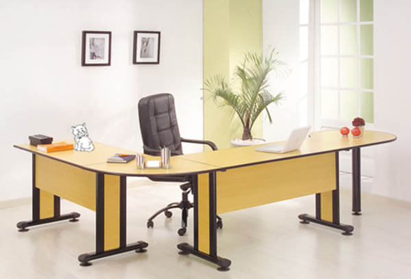Mesa para escritório em L com acabamento em marfim