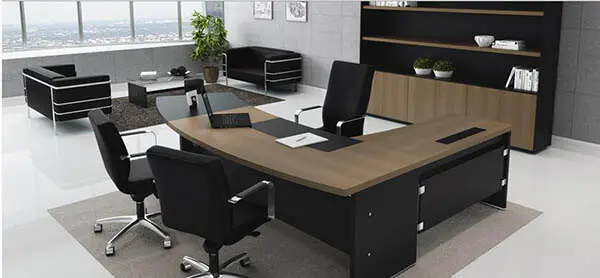 Mesa para escritório em L com acabamento madeira e preto