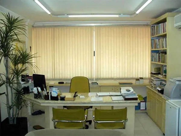 Mesa para escritório em L com cadeiras amarelas