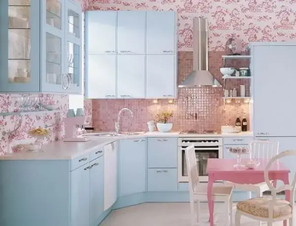 mistura romântica entre azule rosa para o ambiente da cozinha
