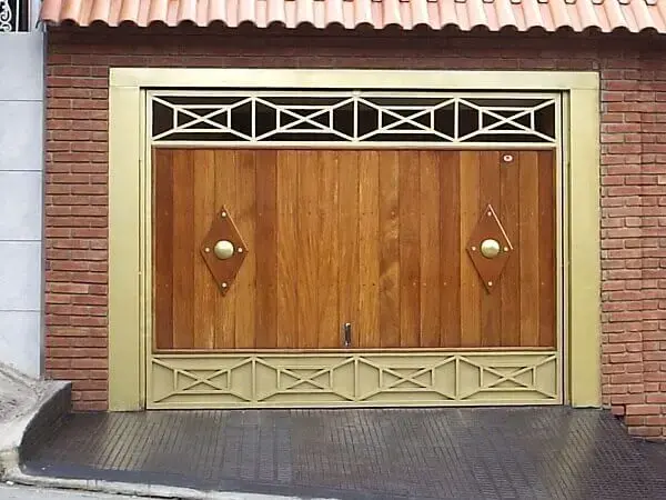 Modelo de portões de madeira para garagem pequena