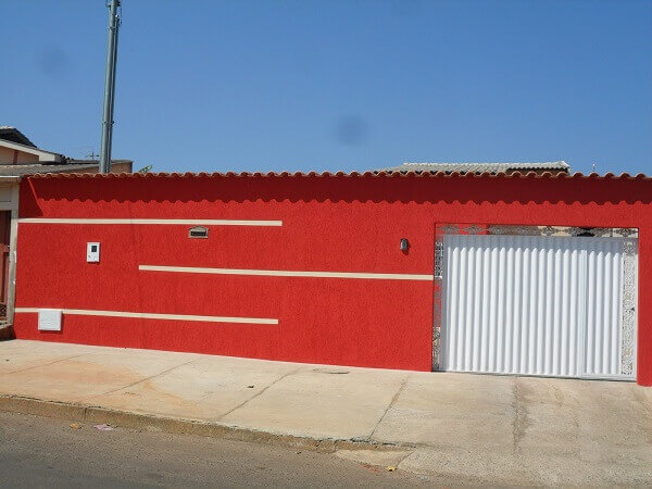 Muros de casas simples pintada de vermelho