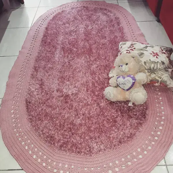 O tapete de crochê oval felpudo decora o quarto