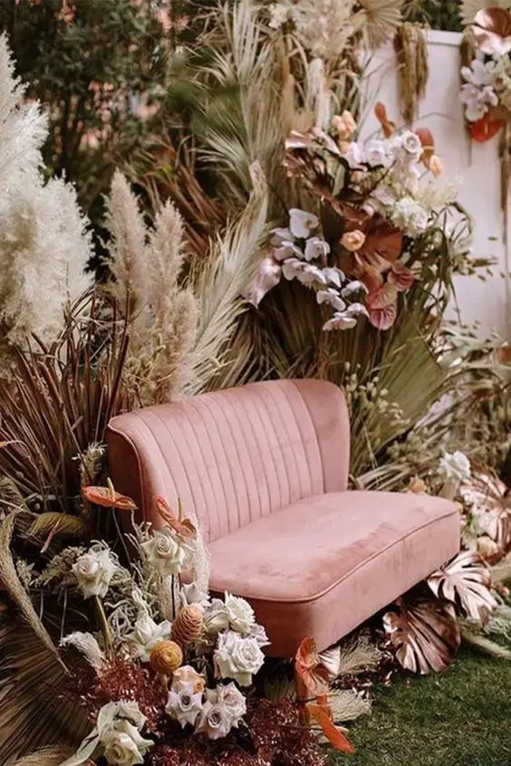 Painel de flores naturais com sofá rosa claro