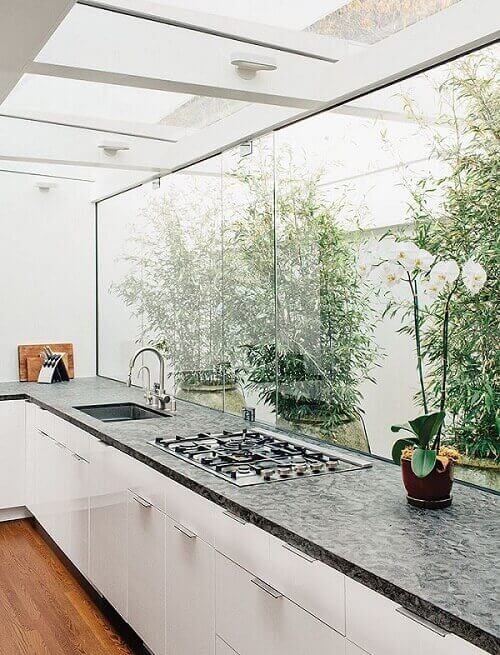 Parede de vidro na cozinha