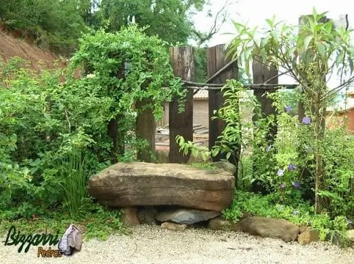 Pedras para jardim como banco e no chão Projeto de Pedras Bizzarri