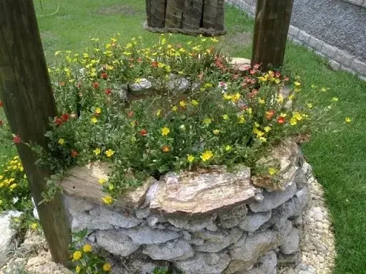 Poço feito de pedras para jardim