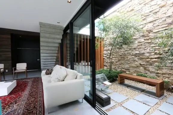 Pedras para jardim no chão e na parede Projeto de Zaav Arquitetura