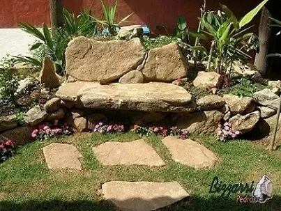 Pedras para jardim granito como caminho e banco Projeto de Pedras Bizzarri