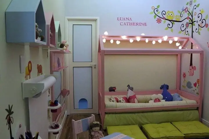 Quarto de bebê menina cama montessoriana cor-de-rosa Projeto de Andrea Bento