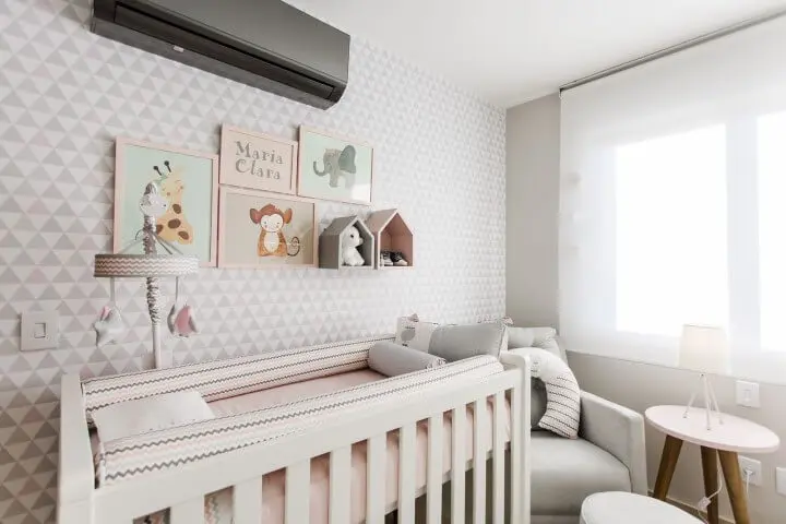 Quarto de bebê menina com decoração neutra Projeto de Nathalia Bilibio
