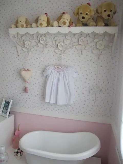 Quarto de bebê menina com mini banheira Projeto de Battaglia Arquitetura