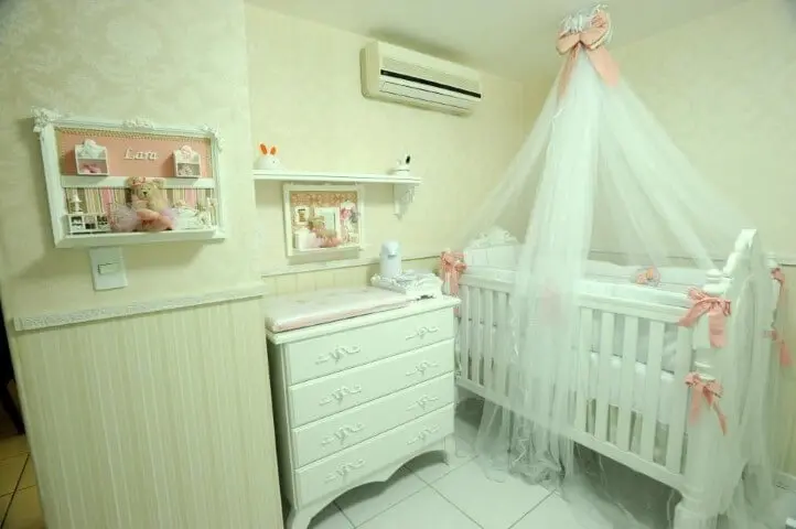 Quarto de bebê menina com móveis brancos Projeto AK Arquitetura