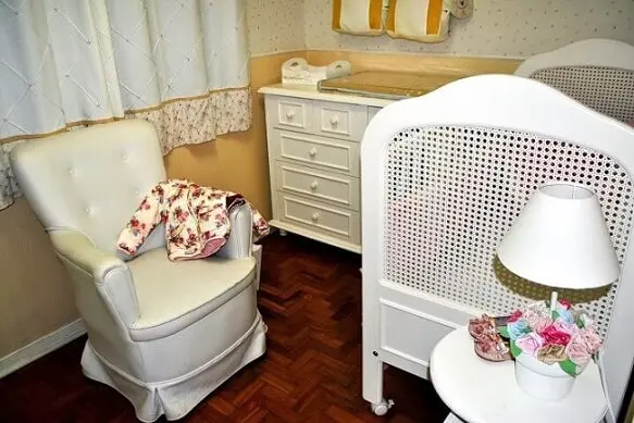 Quarto de bebê menina com móveis brancos Projeto de Mariana Dell