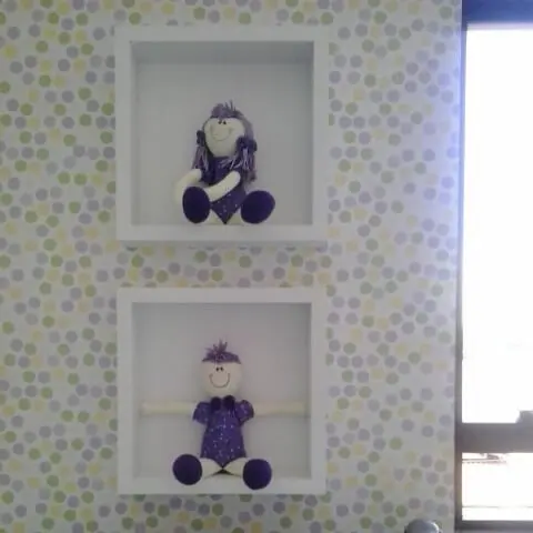 Quarto de bebê menina com papel de parede de bolinhas Projeto de Adriana Rodrigues
