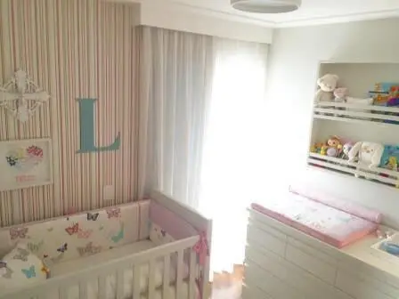 Quarto de bebê menina com papel de parede listrado Projeto de Danyela Correa