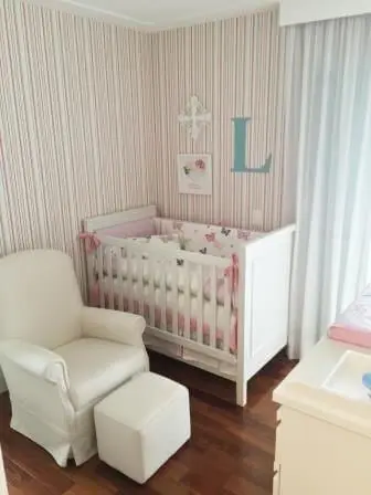 Quarto de bebê menina com papel de parede listrado Projeto de Danyela Correa
