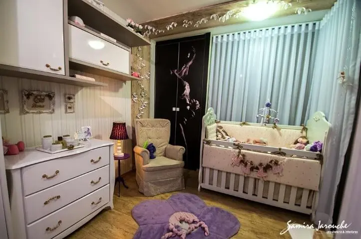 Quarto de bebê menina com tapete e cortina Projeto de Samira Jarouche