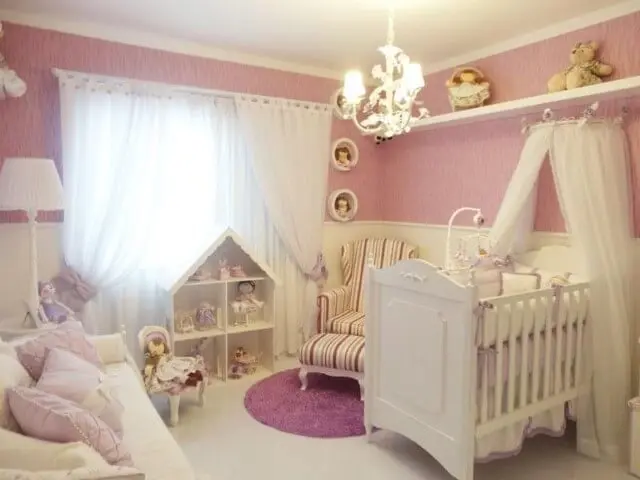 Quarto de bebê menina rosa com muitas bonecas Projeto de Graziela