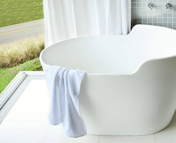 Sala de banho branca com ofurô Projeto de Patricia Covolo