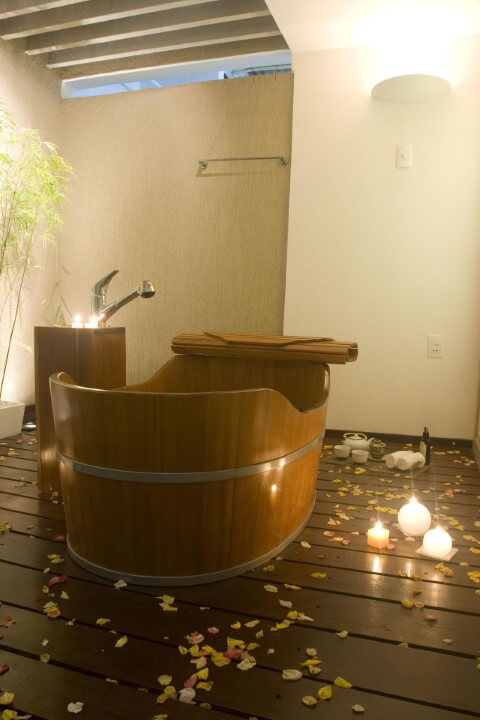 Sala de banho com chão e ofurô de madeira Projeto de Larissa