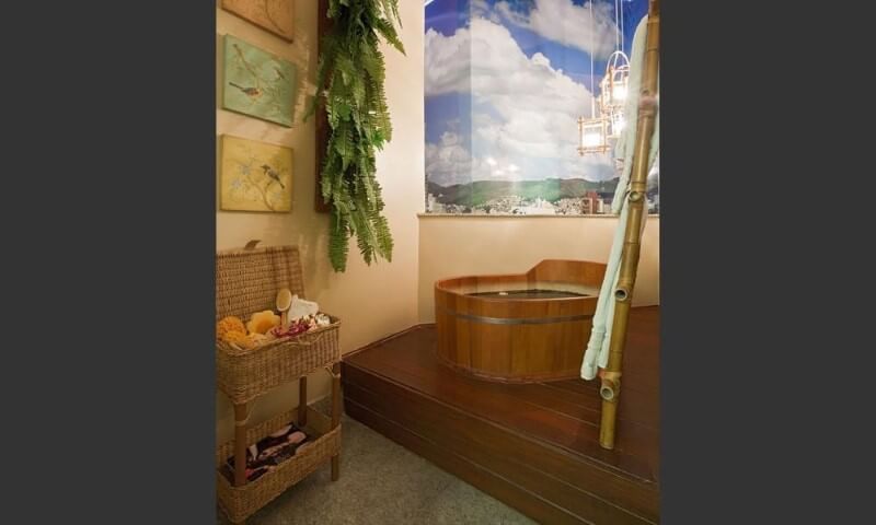 Sala de banho com deck e ofurô revestido em madeira Projeto de Eduarda Correa
