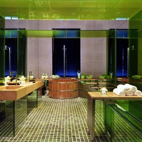 Sala de banho com ofurô e ducha em cima Projeto de Brunete Fraccaroli