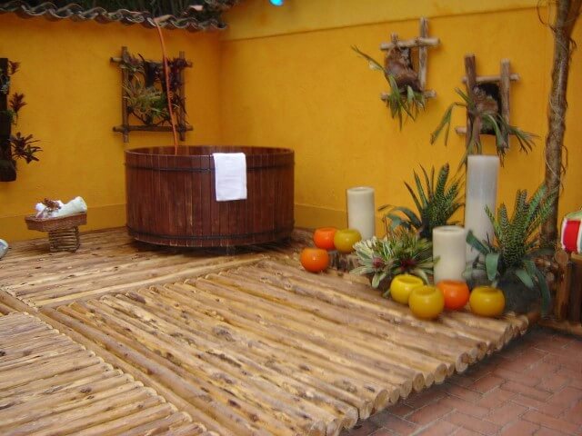 Sala de banho com ofurô em deck de tronco de árvore Projeto de Ana Lúcia Martins