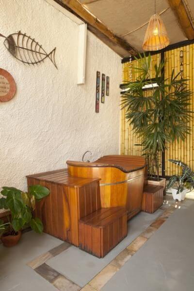 Sala de banho externo com ofurô de madeira Projeto de Adriana Fontana