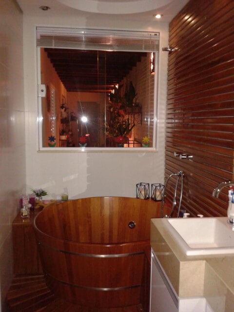 Sala de banho interna com ofurô de madeira Projeto de Helio Okamoto