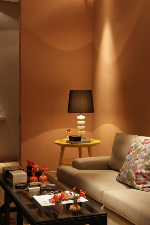 Sala de estar com mesa lateral amarela Projeto de Joel Caetano Paes