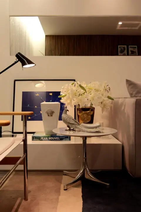 Sala de estar com mesa lateral com tampo de mármore Projeto de Rodrigo Fonseca